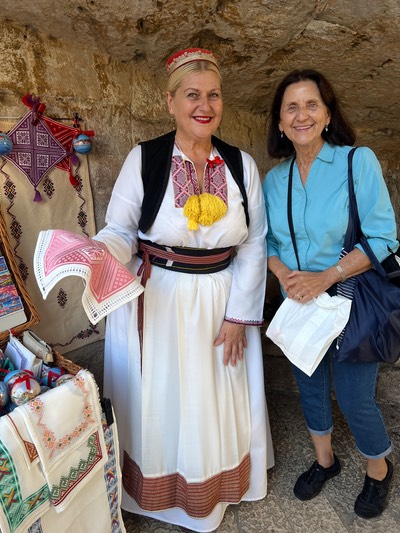 211105DubrovnikEmbroideryWoman