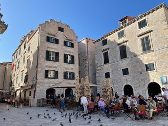 211105DubrovnikOutdoorrestaurant