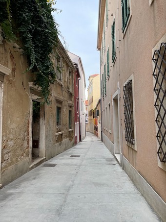 211110ZadarStreetNarrow